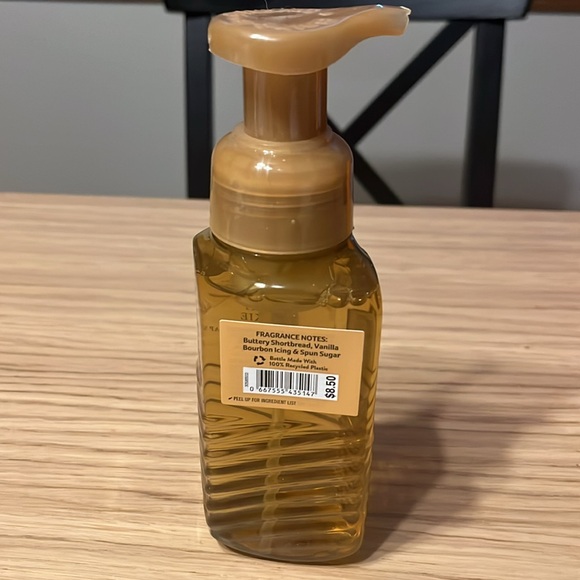 Bath & Body Works Gentle Foaming Hand Soap. Merry Cookie. - Picture 2 of 2